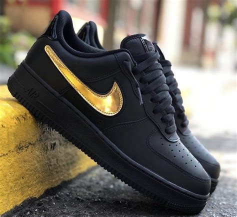 nike turnschuhe gold schwarz|Schwarze, goldene Nike Air Force 1 .